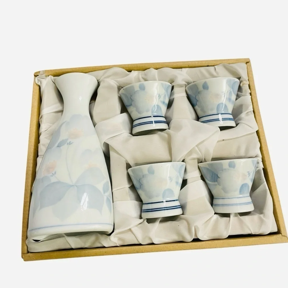 JAPANESE FLOWER-PAINTED TRIANGLE SAKE BOTTLE AND CUPS